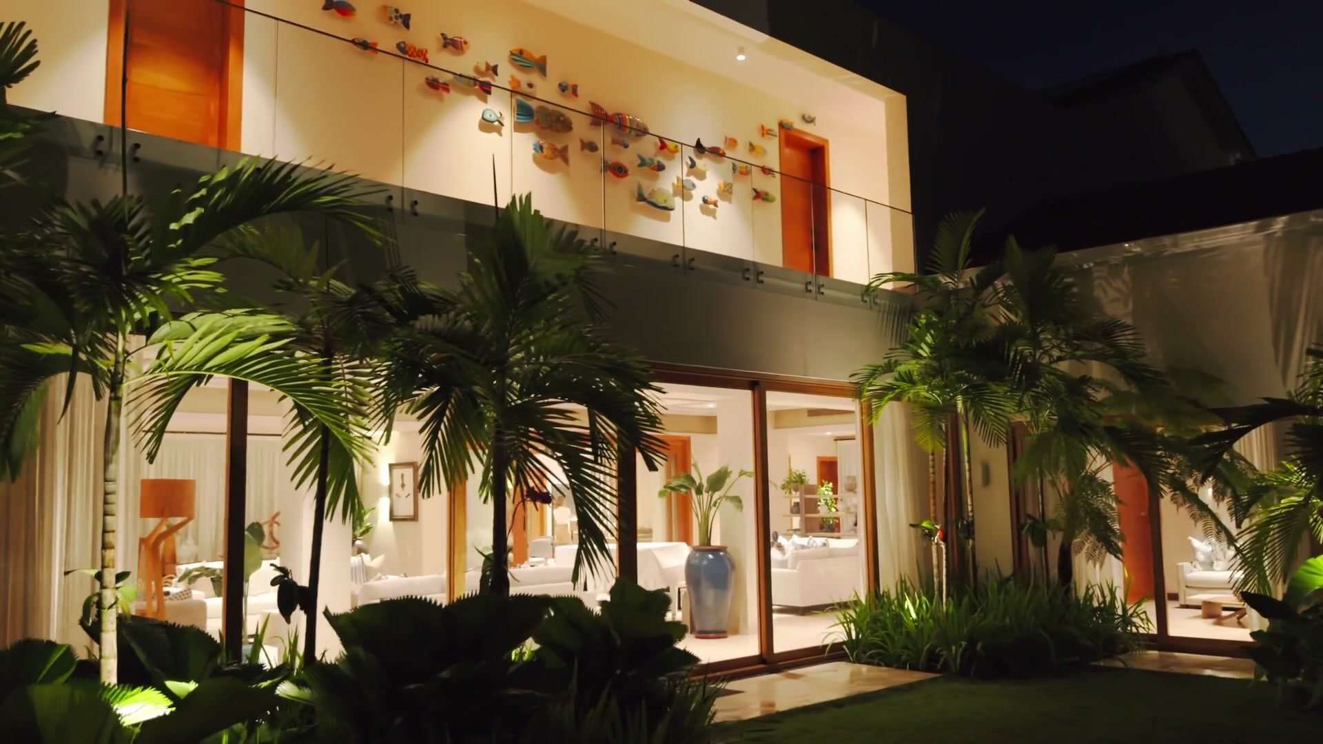 Iluminación de jardín y fachada en una residencia integrada por AVI